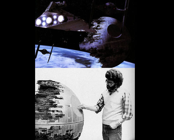Star Wars, Episódio VI - O Retorno do Jedi (1983) - Nesta foto, o diretor George Lucas posa ao lado da segunda Death Star do filme. Star Wars, Episódio VI - O Retorno do Jedi (1983) - Nesta foto, o diretor George Lucas posa ao lado da segunda Death Star do filme.