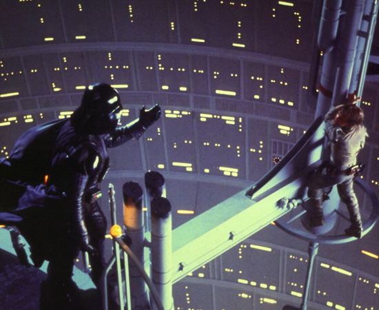 Star Wars - Episódio V: O império contra-ataca (George Lucas, 1980) - A história você conhece. Luke Skywalker, Han Solo e a Princesa Leia lideram uma aliança rebelde e tentam resistir aos ataques do Império. Ao final do segundo (ou quinto, como quiserem) episódio da série, Darth Vader congela Han Solo e tem um confronto decisivo com Luke. Depois de decepar uma das mãos do herói, o vilão mais querido dos nerds faz a revelação que ajudou a transformar a série em um clássico. Nunca viu o filme e ainda não sabe qual é? Star Wars - Episódio V: O império contra-ataca (George Lucas, 1980) - A história você conhece. Luke Skywalker, Han Solo e a Princesa Leia lideram uma aliança rebelde e tentam resistir aos ataques do Império. Ao final do segundo (ou quinto, como quiserem) episódio da série, Darth Vader congela Han Solo e tem um confronto decisivo com Luke. Depois de decepar uma das mãos do herói, o vilão mais querido dos nerds faz a revelação que ajudou a transformar a série em um clássico. Nunca viu o filme e ainda não sabe qual é?