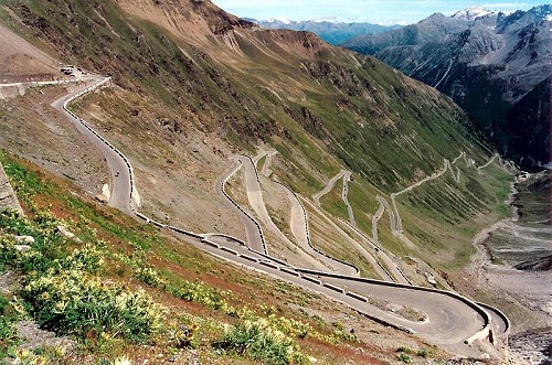 A quase 3 mil metros de altura, a Stelvio Pass corta as montanhas do norte da Itália. Só uma pequena barreira separa a rodovia do abismo.