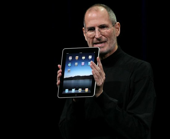 Em janeiro de 2010, quando a Apple apresentou o iPad, o sistema operacional foi atualizado para a versão 3.2.  A partir de então, o iOS foi adaptado para rodar os aplicativos em telas com maior dimensão (o tablet tinha resolução de 1024 x 768px).