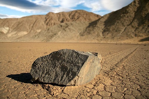 As rochas deslizantes são um fenômeno conhecido nos Estados Unidos. As pedras, algumas com centenas de quilos, se movem pelo deserto, deixando rastros na areia.