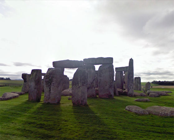 Stonehenge, no Reino Unido. Clique em Leia Mais para visitar o local pelo Google Street View.