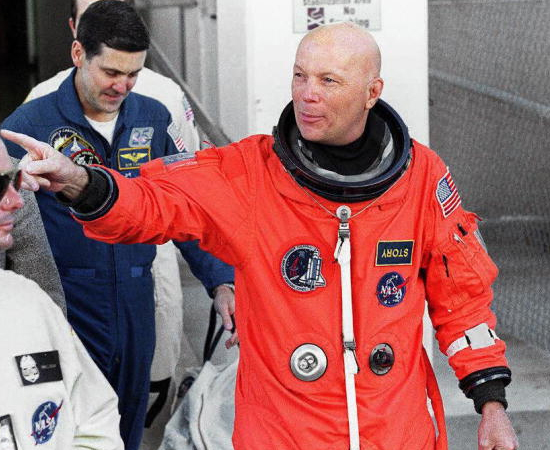 STORY MUSGRAVE - Médico e astronauta americano. Participou de seis missões espaciais. Aos 61 anos de idade, tornou-se o homem mais velho a viajar para o espaço. É o único astronauta a voar em todos os cinco ônibus espaciais.
