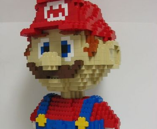 Mário feito com peças de Lego.