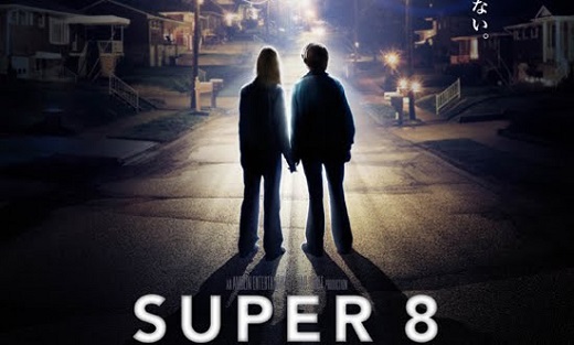 Produzido por Steven Spielberg e dirigido por J. J. Abrams, <i>Super 8</i> não conta a história da gravação de uma grande produção, é verdade. Ambientado na década de 70, o filme mostra adolescentes que tentam gravar um filme, mas acabam testemunhando algo terrível durante as gravações. Produzido por Steven Spielberg e dirigido por J. J. Abrams, <i>Super 8</i> não conta a história da gravação de uma grande produção, é verdade. Ambientado na década de 70, o filme mostra adolescentes que tentam gravar um filme, mas acabam testemunhando algo terrível durante as gravações.