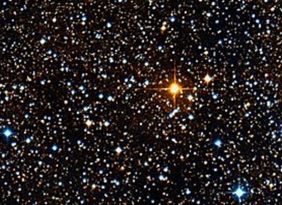 A massa das estrelas supergigantes é entre 8 e 70 vezes maior que a do Sol. Por isso, elas têm um ciclo de vida curto, pelo menos para padrões estelares: só 50 milhões de anos.