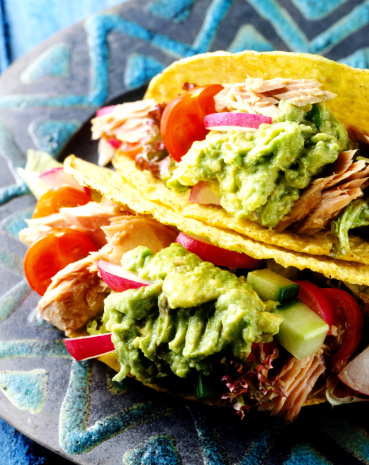 México: feitos à base de milho, os tacos mexicanos costumam vir recheados de carne picada, tomate, queijo e alface. México: feitos à base de milho, os tacos mexicanos costumam vir recheados de carne picada, tomate, queijo e alface.