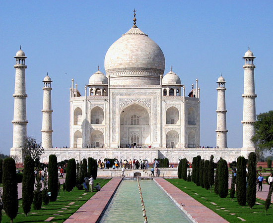 TAJ MAHAL - É um mausoléu em homenagem a Aryumand Banu Begam, a esposa favorita do imperador mogol Shah Jahan. É um Patrimônio da Humanidade e uma das Novas Sete Maravilhas do Mundo Moderno. Está localizado em Agra, na Índia.