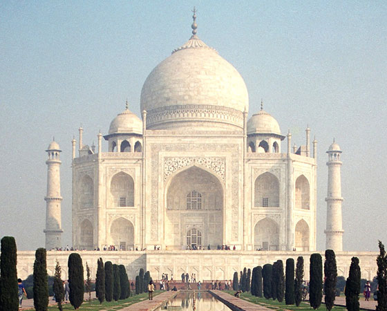 Por último, o mausoléu Taj Mahal, que fica em Agra, na Índia. Além do prédio principal, todos os detalhes da construção, como os jardins, foram pensados para serem perfeitamente simétricos.