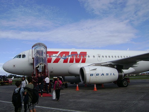 TAM: As duas primeiras letras são fáceis de deduzir: Táxi Aéreo. Mas é o M? É Marília, a cidade natal dos fundadores da empresa — que, hoje, atende por LATAM. TAM: As duas primeiras letras são fáceis de deduzir: Táxi Aéreo. Mas é o M? É Marília, a cidade natal dos fundadores da empresa — que, hoje, atende por LATAM.