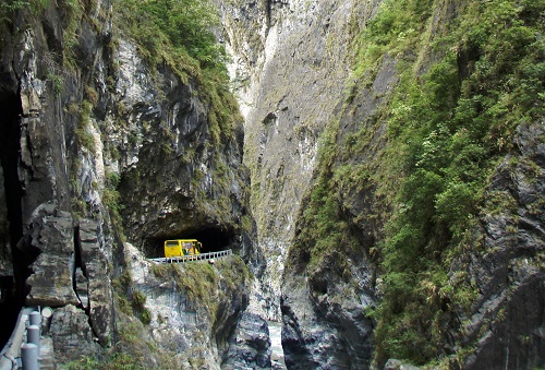 A República da China, também conhecida como Taiwan, não fica de fora dessa lista. A Taroko Gorge Road tem paisagens incríveis, mas também curvas muito perigosas. A República da China, também conhecida como Taiwan, não fica de fora dessa lista. A Taroko Gorge Road tem paisagens incríveis, mas também curvas muito perigosas.
