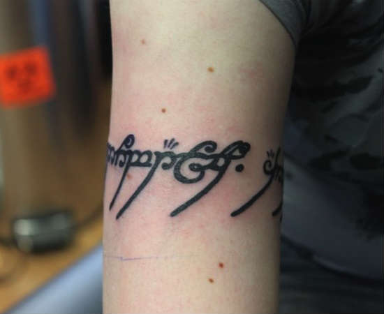 E falando em ciclos, que tal essa inscrição do Um Anel ao redor do braço? E falando em ciclos, que tal essa inscrição do Um Anel ao redor do braço?