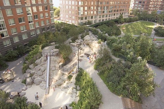 Passagens secretas, formações geológicas estranhas e um escorregador formam o Teardrop Park, que fica em Nova York.