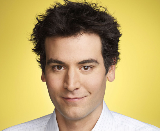 Ted Mosby (How I Met Your Mother) - Todo mundo sabe que, no futuro, Ted vai se casar e ter dois lindos filhos. Mas, enquanto isso não acontece, ele é apenas mais um forever alone. Apesar de já ter tido várias namoradas, ele sempre está sozinho graças à obsessão por encontrar a garota perfeita.