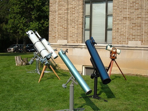 Os sacerdotes já criavam calendários para prever eclipses há alguns milênios antes de Cristo, mas a astronomia só virou uma ciência mesmo em 1609, quando Galileu Galilei fabricou o primeiro telescópio. Os sacerdotes já criavam calendários para prever eclipses há alguns milênios antes de Cristo, mas a astronomia só virou uma ciência mesmo em 1609, quando Galileu Galilei fabricou o primeiro telescópio.