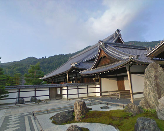 Tenryu-ji, um dos cinco maiores templos budistas no Japão. Clique em Leia Mais para visitar o local pelo Google Street View.