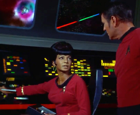‘Ponte para capitão.’ - Tenente Uhura, pronta para dar más notícias.