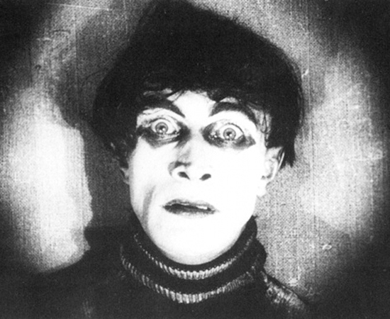 O Gabinete do Dr. Caligari (Robert Wiene, 1920) - Neste clássico do expressionismo alemão, Francis conta suas experiências ao enfrentar um médico lunático que matou pessoas manipulando o sonâmbulo Cesare. Assim começou o terror no cinema. E veio também a primeira grande reviravolta que provavelmente influenciou todas as outras desta galeria. O Gabinete do Dr. Caligari (Robert Wiene, 1920) - Neste clássico do expressionismo alemão, Francis conta suas experiências ao enfrentar um médico lunático que matou pessoas manipulando o sonâmbulo Cesare. Assim começou o terror no cinema. E veio também a primeira grande reviravolta que provavelmente influenciou todas as outras desta galeria.