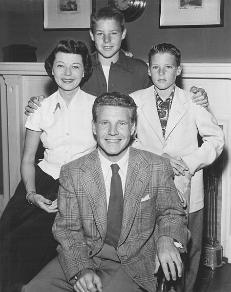 THE ADVENTURES OF OZZIE AND HARRIET (1952-1966) - 14 temporadas, 425 episódios THE ADVENTURES OF OZZIE AND HARRIET (1952-1966) - 14 temporadas, 425 episódios