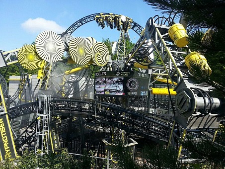 Inaugurada em maio de 2013, a The Smiler tomou o recorde de inversões, que até então era da Colossus. Com 14 inversões, essa montanha-russa é agora única do tipo no mundo.