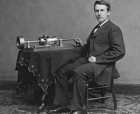 FONÓGRAFO - Edison percebeu que era possível gravar um som para ouvi-lo depois. Assim, inventou o fonógrafo (foto) em 1877. Nesta época o inventor tinha apenas 31 anos de idade e já era uma celebridade nacional.