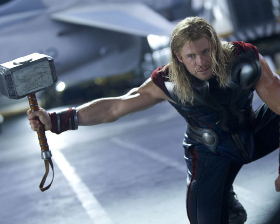 Chris Hemsworth vive o semideus Thor.