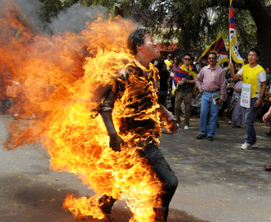No dia 26 de março, um ativista tibetano ateou fogo em si mesmo durante um protesto em Nova Delhi, na Índia. Ele estava indignado com a visita do presidente chinês Hu Jintao ao país.