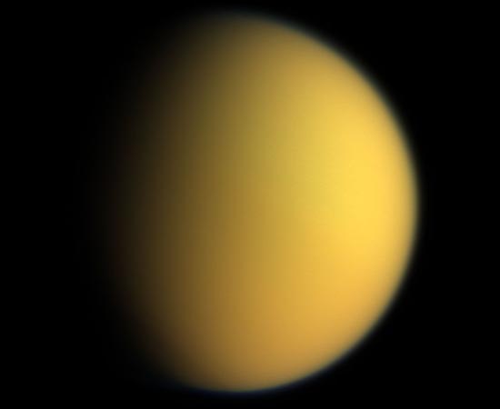 Esta é Titã, a maior lua de Saturno. Tem uma atmosfera mais densa do que a da Terra e é o único objeto do Sistema Solar com evidência clara de líquidos em sua superfície. Foi descoberta em 1655 pelo astrônomo holandês Christiaan Huygens.