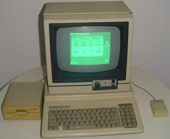 TK 3000 II era um dos computadores mais modernos. Chamado de sucessor do Apple II, tinha teclado numérico incorporado e memória expansível de até 1 MB. Sim, 1 MB.