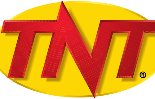 TNT: Explosivo? Também. E uma brincadeira com o nome do fundador, o magnata Ted Turner. Então TNT significa Turner Network Television.