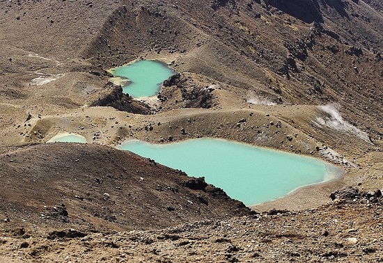 O Parque Nacional Tongariro é outro representante da Nova Zelândia na lista, só que dessa vez na ilha norte. O local ficou famoso em todo o mundo por aparecer na trilogia O Senhor dos Anéis. O Parque Nacional Tongariro é outro representante da Nova Zelândia na lista, só que dessa vez na ilha norte. O local ficou famoso em todo o mundo por aparecer na trilogia O Senhor dos Anéis.