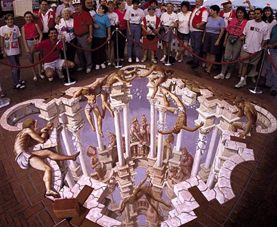 Esta rua de Portland (Oregon) foi tomada por uma pintura 3D que fazia alusão à Torre de Babel. A arte foi feita por Kurt Wenner.