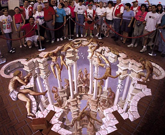 Esta rua de Portland (Oregon) foi tomada por uma pintura 3D que fazia alusão à Torre de Babel. A arte foi feita por Kurt Wenner. Esta rua de Portland (Oregon) foi tomada por uma pintura 3D que fazia alusão à Torre de Babel. A arte foi feita por Kurt Wenner.