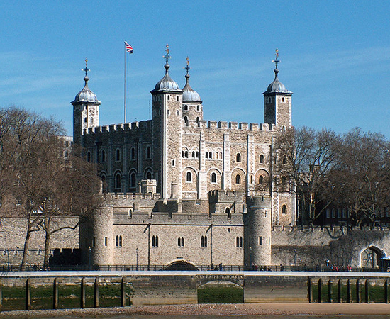 A Torre de Londres é um castelo localizado no centro de Londres, na Inglaterra. A construção de 1077 já serviu como fortaleza, palácio real, prisão, local de torturas e execuções, depósito de armas, depósito de tesouros, zoológico, casa da moeda, escritório de arquivos públicos e observatório. Desde 1303 é o lar das Joias da Coroa do Reino Unido. De acordo com a cultura popular, a Torre é mal-assombrada. Algumas pessoas afirmam ter visto o fantasma de Ana Bolena vagando pela capela que fica no interior da muralha interna.