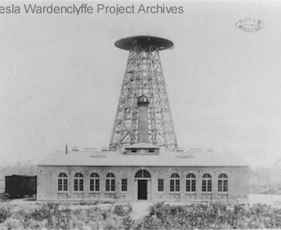 TORRE WARDENCLYFFE - Esta invenção de Nikola Tesla seria uma antena que geraria eletricidade pelo ar e pela terra, e serviria para telecomunicações. A torre até chegou a ser construída (foto), mas os investidores desistiram do projeto. TORRE WARDENCLYFFE - Esta invenção de Nikola Tesla seria uma antena que geraria eletricidade pelo ar e pela terra, e serviria para telecomunicações. A torre até chegou a ser construída (foto), mas os investidores desistiram do projeto.
