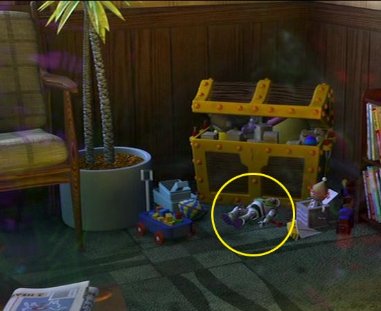 No mesmo ambiente (consultório de dentista), há um Buzz Lightyear jogado no chão.