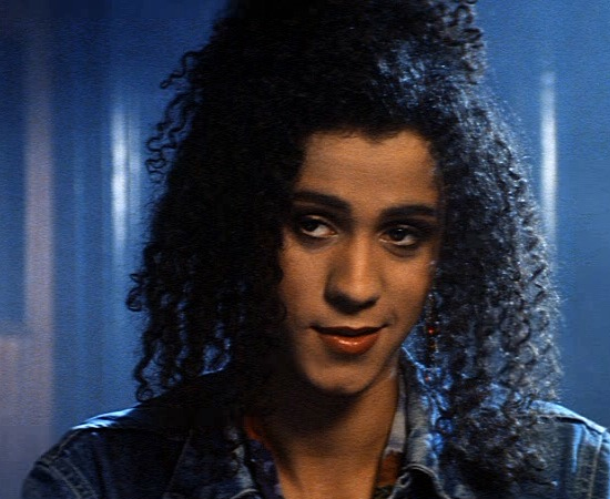Traídos pelo Desejo (Neil Jordan, 1992) - Esse é um dos spoilers mais famosos do cinema. Mas muita gente não conhece a história do filme. É assim: o terrorista Fergus mantém em cativeiro o soldado britânico Jody. Os dois ficam amigos e Jody, sabendo que vai morrer, pede a Fergus que encontre sua namorada Dil. Fergus a encontra. E se apaixona por ela. E descobre que ela não é exatamente como ele imaginava. Traídos pelo Desejo (Neil Jordan, 1992) - Esse é um dos spoilers mais famosos do cinema. Mas muita gente não conhece a história do filme. É assim: o terrorista Fergus mantém em cativeiro o soldado britânico Jody. Os dois ficam amigos e Jody, sabendo que vai morrer, pede a Fergus que encontre sua namorada Dil. Fergus a encontra. E se apaixona por ela. E descobre que ela não é exatamente como ele imaginava.