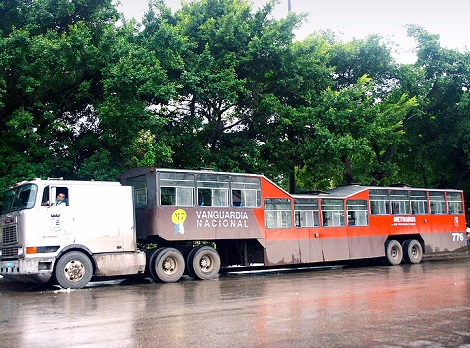 Um ônibus que é puxado por outro veículo. É o trailerbus, inventado na década de 1920. Esses veículos foram usados durante anos, mas agora são mais comuns só dentro de museus mesmo. Em Cuba, eles eram muito usados até a última década.