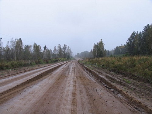 Cruzar o maior país do mundo de carro não é tarefa simples. Essa estrada liga Moscou à Sibéria, passando por algumas das partes mais geladas do globo.