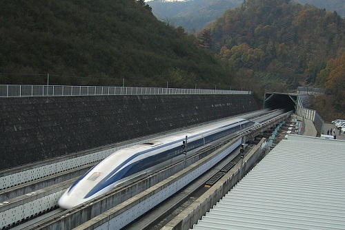 581 quilômetros por hora. Essa é a velocidade máxima atingida pelo trem japonês SCMaglev, o mais rápido do planeta.