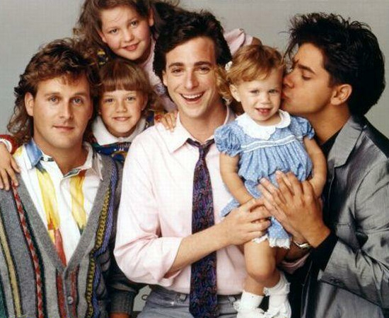 Três é Demais (1987) é uma série de TV sobre uma família. O pai das três garotas fica viúvo e precisa colocar a casa em ordem. Três é Demais (1987) é uma série de TV sobre uma família. O pai das três garotas fica viúvo e precisa colocar a casa em ordem.