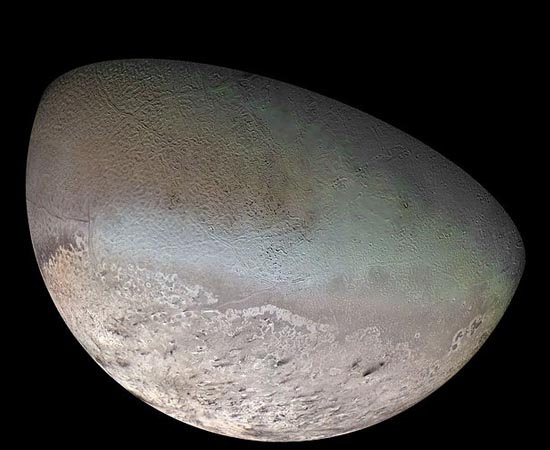 Tritão é a maior lua de Netuno. Tem quase o tamanho da nossa Lua e é, provavelmente, o corpo mais frio do Sistema Solar. Foi descoberto em 1846 por William Lassel. Cientistas acreditam que haja vulcões de nitrogênio líquido em sua superfície.