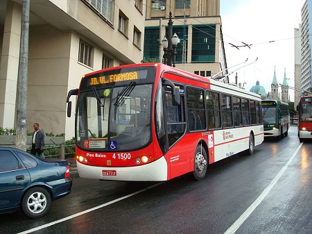 O trolleybus, ou ônibus elétrico, é muito comum no mundo, inclusive no Brasil. É um dos meios de transporte usados em São Paulo. O ônibus se conecta com cabos de energia que ficam suspensos ao longo do percurso. O trolleybus, ou ônibus elétrico, é muito comum no mundo, inclusive no Brasil. É um dos meios de transporte usados em São Paulo. O ônibus se conecta com cabos de energia que ficam suspensos ao longo do percurso.