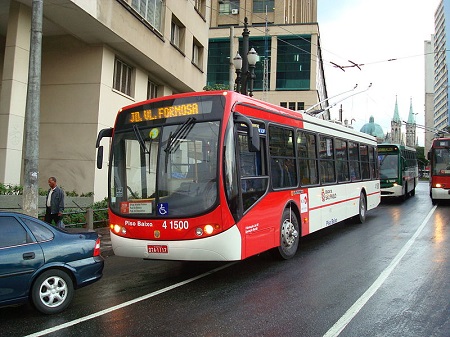 O trolleybus, ou ônibus elétrico, é muito comum no mundo, inclusive no Brasil. É um dos meios de transporte usados em São Paulo. O ônibus se conecta com cabos de energia que ficam suspensos ao longo do percurso.