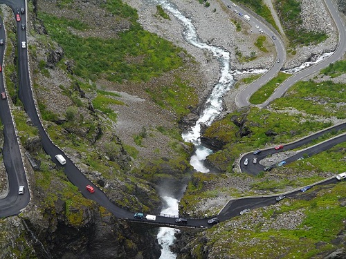 A Noruega pode até ser um dos países mais desenvolvidos do mundo, mas nem por isso fica sem uma estrada perigosa. A Trollstigen é uma parte da Rodovia Nacional 63 - e cheia de curvas e penhascos.