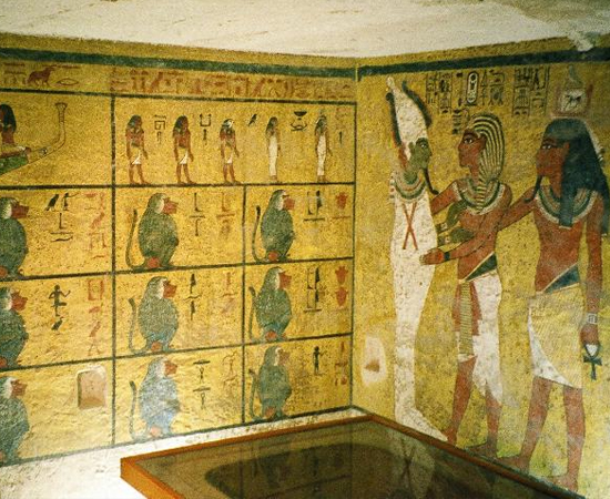 TÚMULO DE TUTANCÂMON - Está localizado no Vale dos Reis, em Tebas, no Egito. O faraó Tutancâmon morreu aos 19 anos de idade, antes que tivesse uma tumba preparada. Por isso, foi sepultado em uma pequena câmara mortuária, encontrada em 1922.