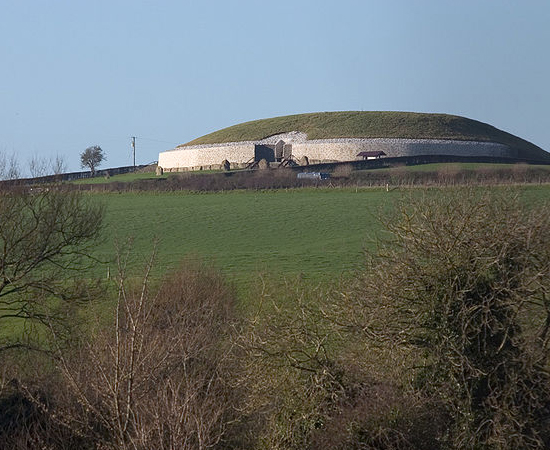 NEWGRANGE - É uma tumba do Conjunto Arqueológico do Vale do Boyne, na Irlanda. Trata-se de um sítio pré-histórico, onde foram encontrados restos humanos cremados.