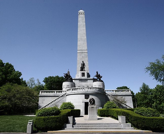 TÚMULO DE ABRAHAM LINCOLN - O corpo do ex-presidente americano está sepultado no Cemitério Oak Ridge, em Springfield, no Illinois (EUA).