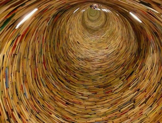 O artista Matej Kren é o autor desse túnel de livros que parece ser infinito. Para dar o efeito, ele instalou um espelho no final da obra de arte.