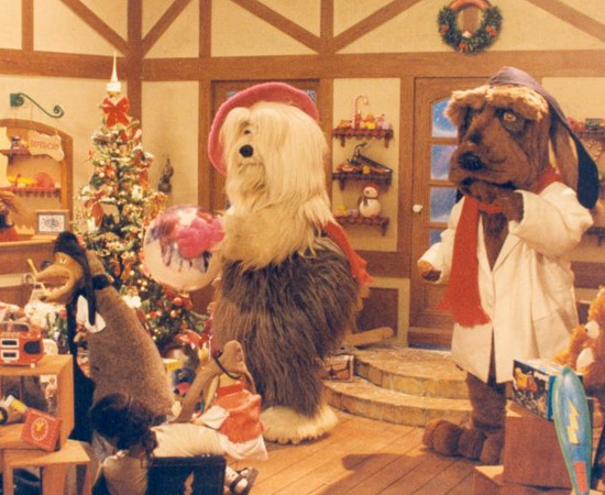 TV Colosso (1993) é um programa infantil de TV que mostrava cães caracterizados como funcionários de uma emissora. TV Colosso (1993) é um programa infantil de TV que mostrava cães caracterizados como funcionários de uma emissora.